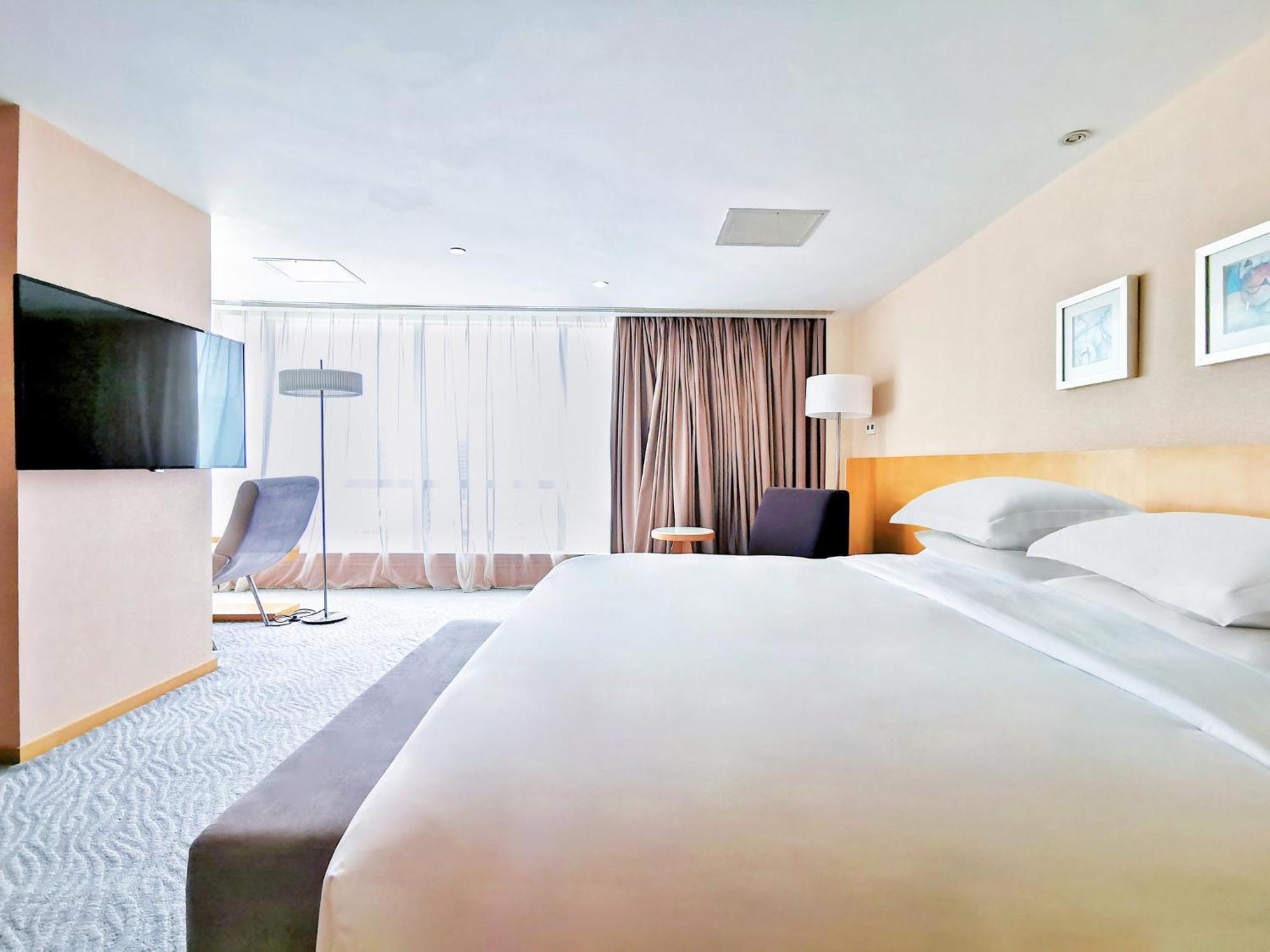 Crowne Plaza Zhuhai City Center By Ihg - Offers Free One-Way Shuttle To Chimelong Ocean Kingdom Esterno foto